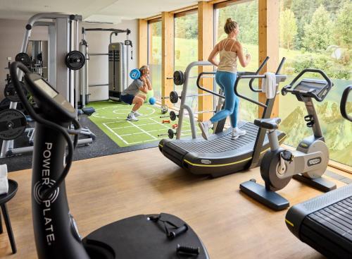 a gym with people working out in the gym at ROBINSON Fieberbrunn - Adults only in Fieberbrunn