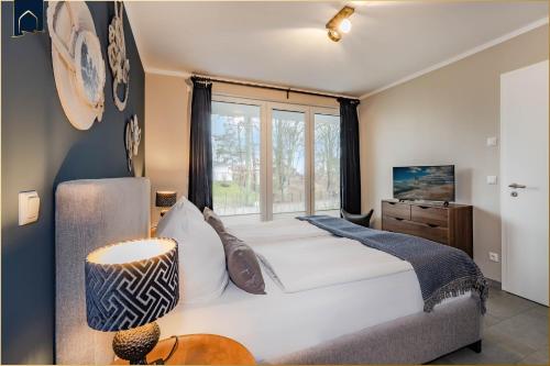 een slaapkamer met een groot bed en een raam bij Terrasse am Haff in Zirchow