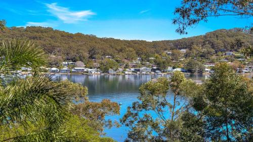 Blick auf einen See mit Häusern und Bäumen in der Unterkunft 'Hampton Cottage' By HolidayCo in Pretty Beach