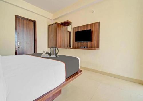 una camera da letto con un letto e una TV a parete di Garh Madan Heritage Hotel a Jodhpur