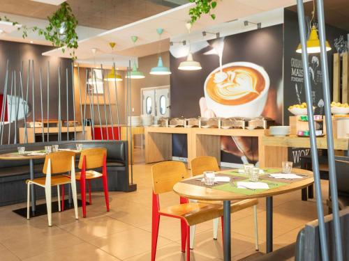 Ein Restaurant oder anderes Speiselokal in der Unterkunft Ibis Rabat Agdal 