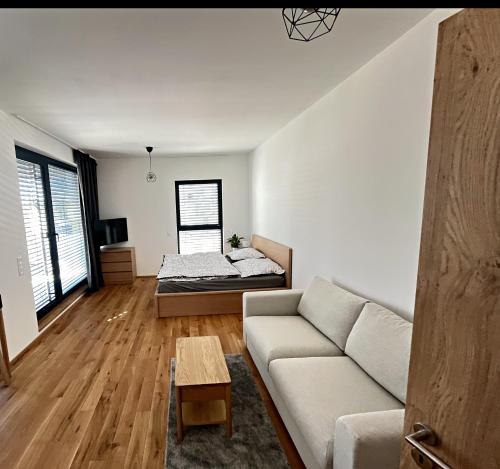 una sala de estar con un sofá y una cama en Island Safehouse, en Olomouc