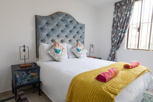 En eller flere senge i et værelse på Simla Luxury Apartments by First Private Stays