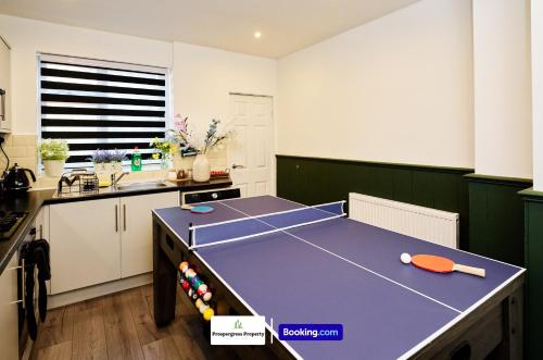 Kuchyň nebo kuchyňský kout v ubytování Cosy 4Bed Home By Prospergress Property Short Lets & Serviced Accommodation Coventry With Free Parking, WiFi & Pool Table and Games