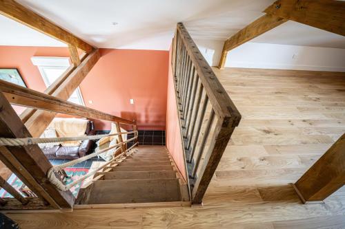 eine Treppe in einem Haus mit Holzböden in der Unterkunft Gite à la ferme, authentique & accessible PMR 