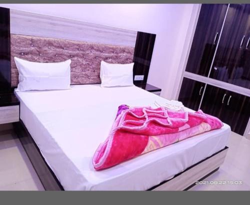 Una cama o camas en una habitación de Hotel Ronak Near Delhi Airport