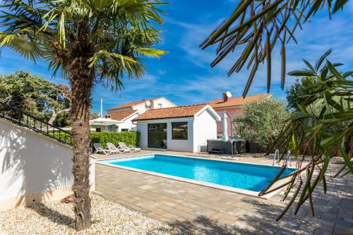 Modern Villa Christian with pool, sauna, and jacuzzi, 10 min walk from the beach