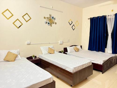 Una cama o camas en una habitación de Elite Stays Baner