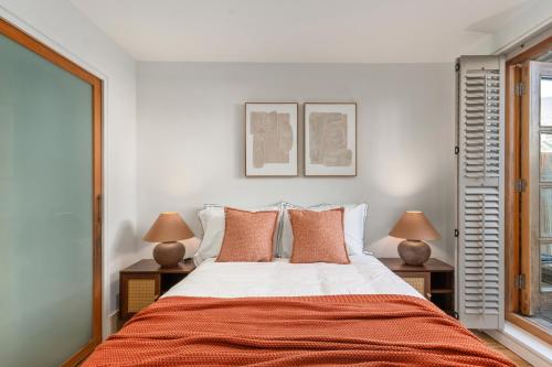 a bedroom with a large bed with two lamps at NEW! Fulham 1-bed Apartment with Patio in London