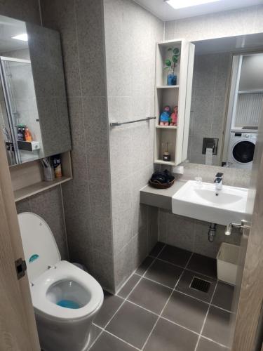 a small bathroom with a toilet and a sink at 등대해수욕장 써밋베이 숙소#13 in Sajin