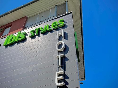 a large sign on the side of a building at Ibis Styles Toulouse Blagnac Aéroport in Blagnac