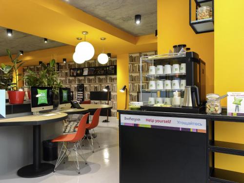 Příslušenství pro přípravu čaje a kávy v ubytování ibis Styles Tbilisi Center