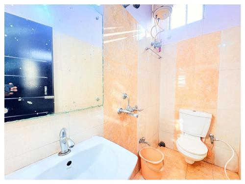 ein Badezimmer mit Toilette, Waschbecken und Spiegel in der Unterkunft HOTEL SWARNA VILLA Near Sea Beach & Jagannath Temple - Fully Air Condition with All Luxury Rooms With Attached-Balcony Free Wifi & Restaurant - Free Parking -Facilities# Boutique Services - A Top Rated Hotel In Puri in Puri