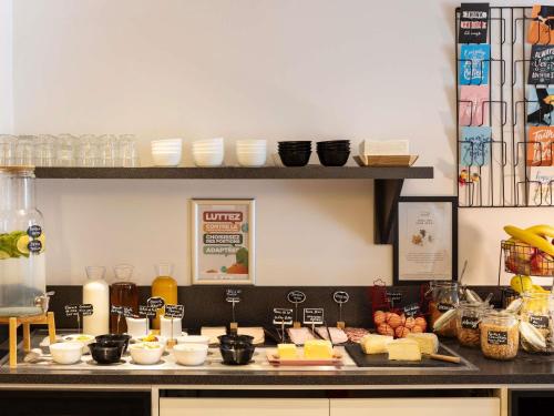 Una cocina con una encimera con comida encima. en Ibis Styles Paris Gare Saint Lazare, en París