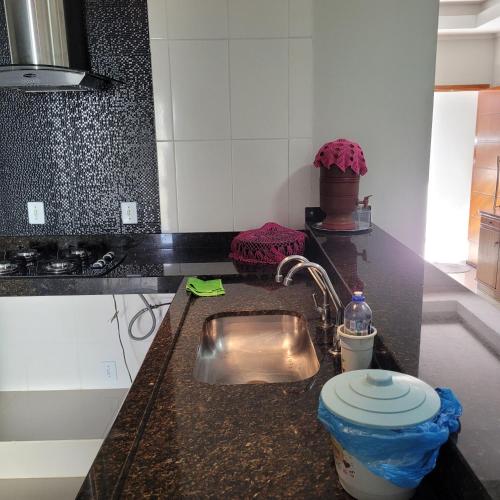 encimera de cocina con lavamanos y aseo en Casa aconchegante, en Franca