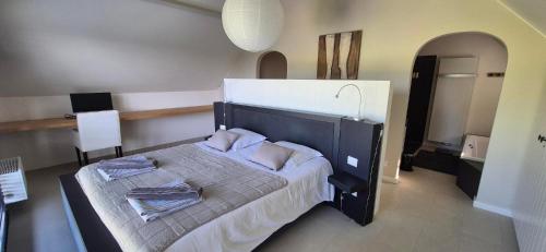 GavereにあるSemmerlodgeの部屋の中に大きなベッドがある寝室