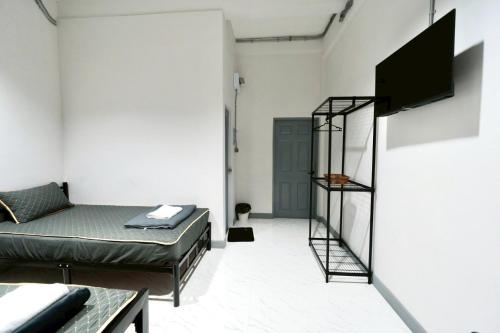 Μια τηλεόραση ή/και κέντρο ψυχαγωγίας στο Sriintra Hotel