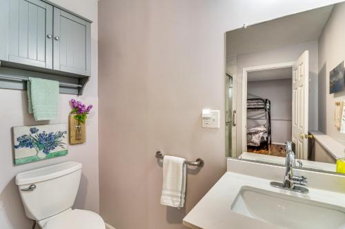Un baño con inodoro, lavabo y espejo. en Family Home Close to Warwick, 5 Mi to Lake!, en Monroe