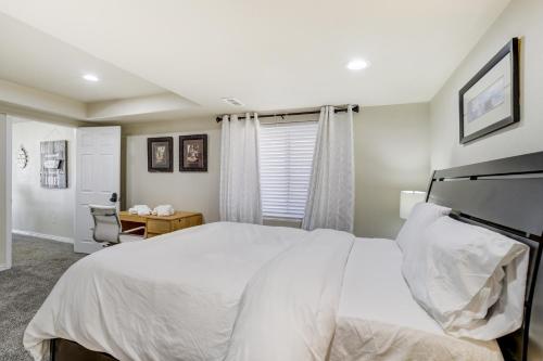 Ένα ή περισσότερα κρεβάτια σε δωμάτιο στο The Cozy Oak - Modern Basement Apartment