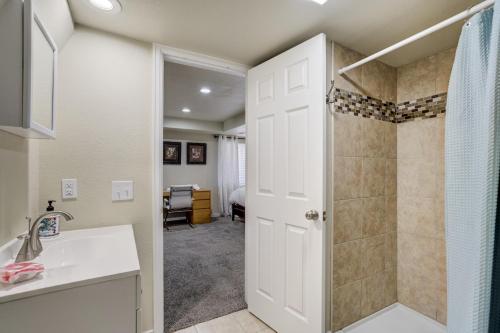 Ένα μπάνιο στο The Cozy Oak - Modern Basement Apartment