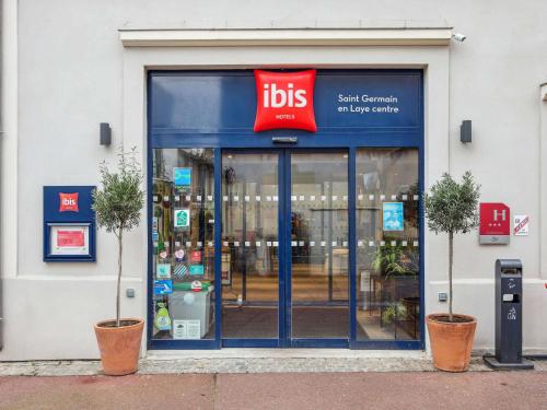 a store front with a sign on the door at ibis Saint Germain en Laye Centre in Saint-Germain-en-Laye