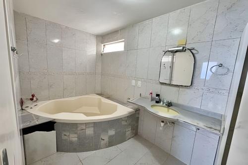 Phòng tắm tại Cobertura Duplex com PISCINA PRIVATIVA de frente para o MAR 5 quartos até 14 pessoas