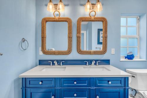 Ένα μπάνιο στο Sunset Tides - Waterfront Pool Home, 30' Dock