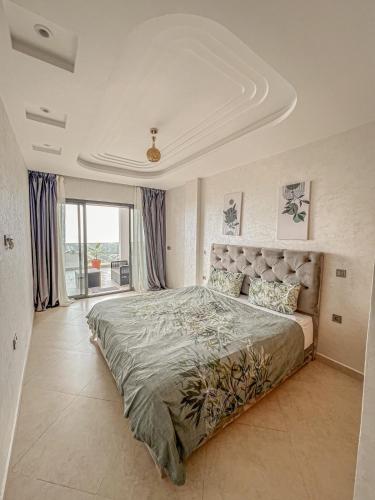 Una cama o camas en una habitación de O'Miramar Elegant Suite Sea View & Refined Design