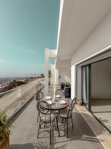 Un balcón o terraza en O'Miramar Elegant Suite Sea View & Refined Design