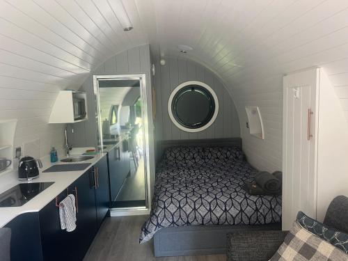 Η κουζίνα ή μικρή κουζίνα στο Brook Pod - High end Glamping in beautiful setting