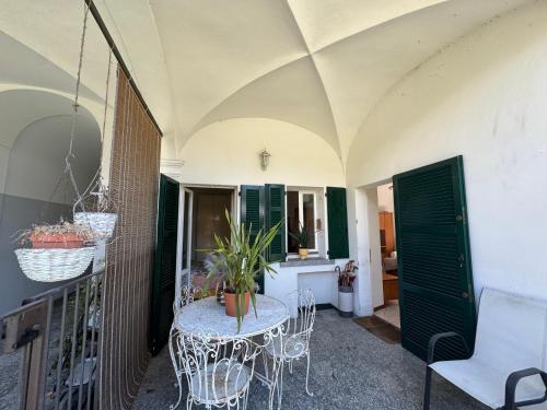a patio with a table and chairs and a sink at Cà du lac in Dervio