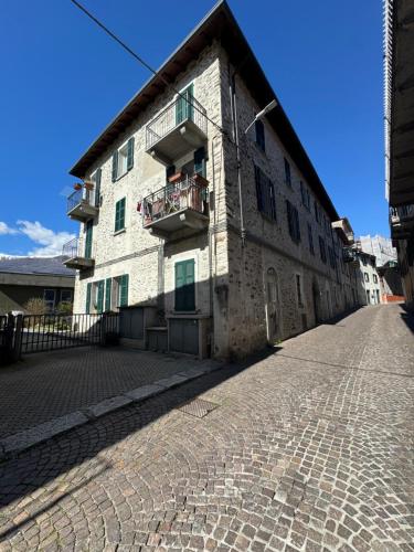 a building with a balcony on the side of a street at Cà du lac in Dervio