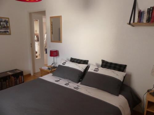 a bedroom with a large bed with two pillows at Appartement Fonctionnel avec Balcon, Garage et Wifi - Parfait pour 4 Personnes près des Pistes - FR-1-548-25 in Villard-de-Lans