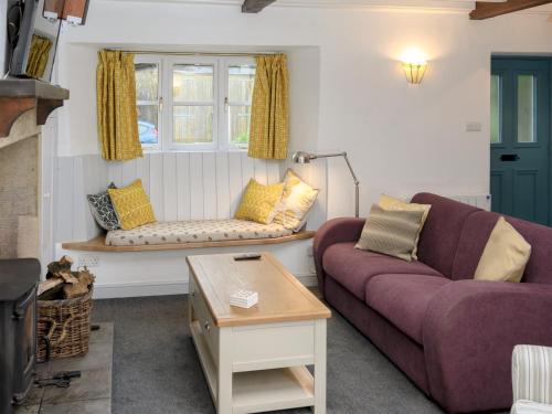 Ruang duduk di Holly Cottage