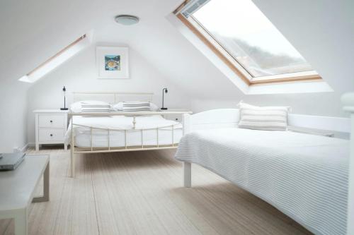 Ένα ή περισσότερα κρεβάτια σε δωμάτιο στο Beach Hut Apartment Llangrannog