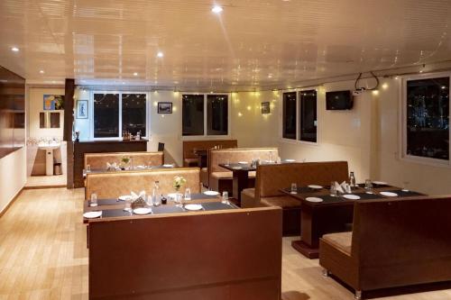 a restaurant with tables and chairs in a room at Parasol Norling Hotel & Spa in Jāmb