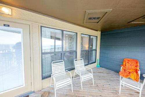 Balkoni atau teres di Sandpiper 7-C ON the BEACH- Smart TVs