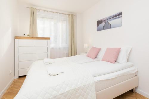 Seaside & Reagan Park Apartment with Balcony Gdańsk by Noclegi Renters