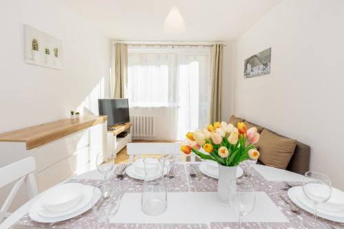 Χώρος καθιστικού στο Bright Apartment Nevada with Balcony in Gdansk by Noclegi Renters