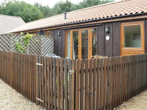 a wooden fence in front of a house at Felgate - E4287 in Thorpe Market