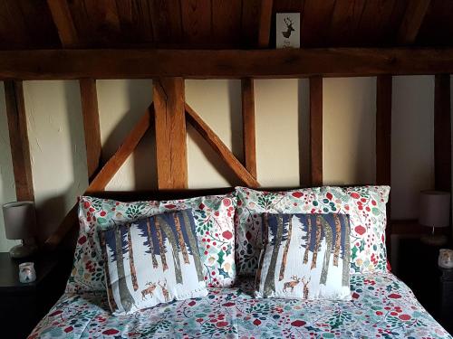 Una cama o camas en una habitación de Chilsham Barn