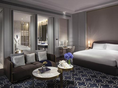Sofitel Foshan Shunde - Free shuttle bus during Canton Fairにあるベッド