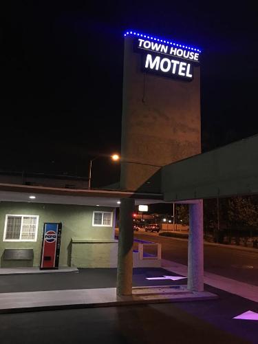 a view of a town house motel at night at Town House Motel in Lynwood