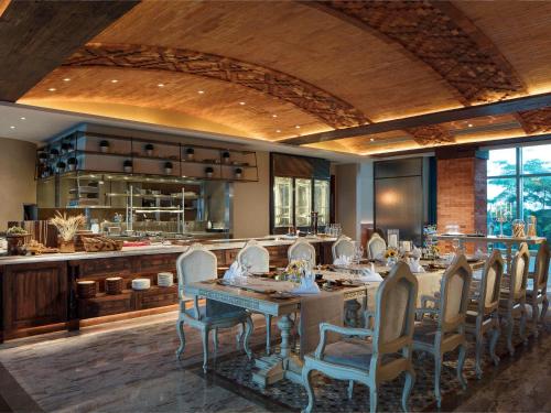 Sofitel Foshan Shunde - Free shuttle bus during Canton Fairにあるレストランまたは飲食店