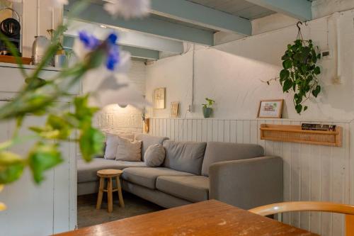 ヴェストカペレにあるHello Zeeland - Tiny House FlipFlopのソファとテーブルのあるリビングルーム