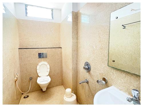Koupelna v ubytování Hotel Sairaj - Inn Near Jagannath Temple - Swargadwar Beach - Bangali Market - Parking and Restaurant Facilities - Fully Air Conditioning Hotel - A Top Rated Best Hotel in Puri
