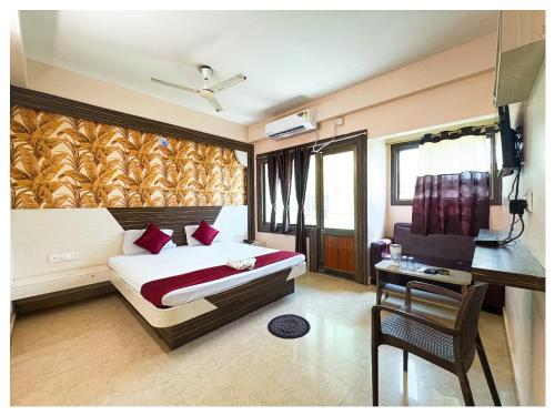 Postel nebo postele na pokoji v ubytování Hotel Sairaj - Inn Near Jagannath Temple - Swargadwar Beach - Bangali Market - Parking and Restaurant Facilities - Fully Air Conditioning Hotel - A Top Rated Best Hotel in Puri