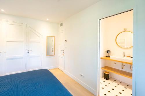 a bathroom with a sink and a mirror at Iparra -Elégance, confort près golf in Soorts-Hossegor