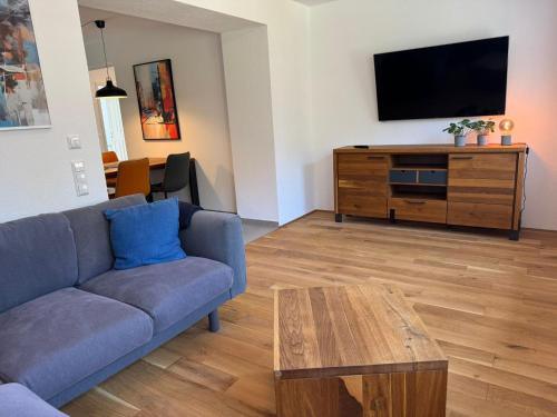 ein Wohnzimmer mit Couch und Flachbildfernseher in der Unterkunft Ferienwohnung in Oberschwaben in Schemmerhofen