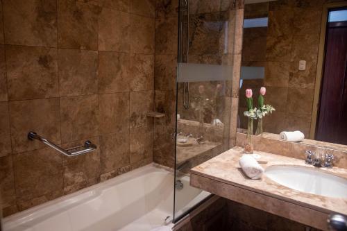 利马圣奥古斯丁独家酒店的带浴缸、水槽和淋浴的浴室